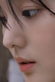 女性扒开大腿内侧小肚子痒